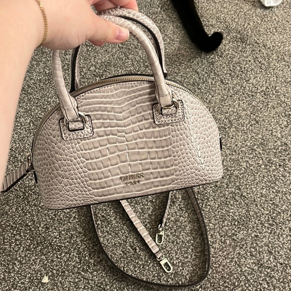 Guess purse - Picture 2 of 6